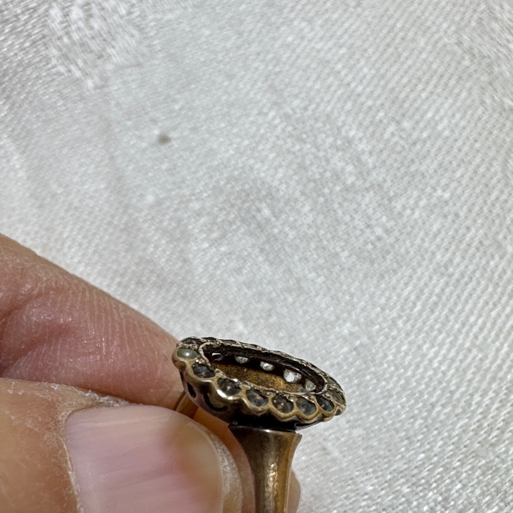 Elegant Gold-Tone Ring - Picture 3 of 7